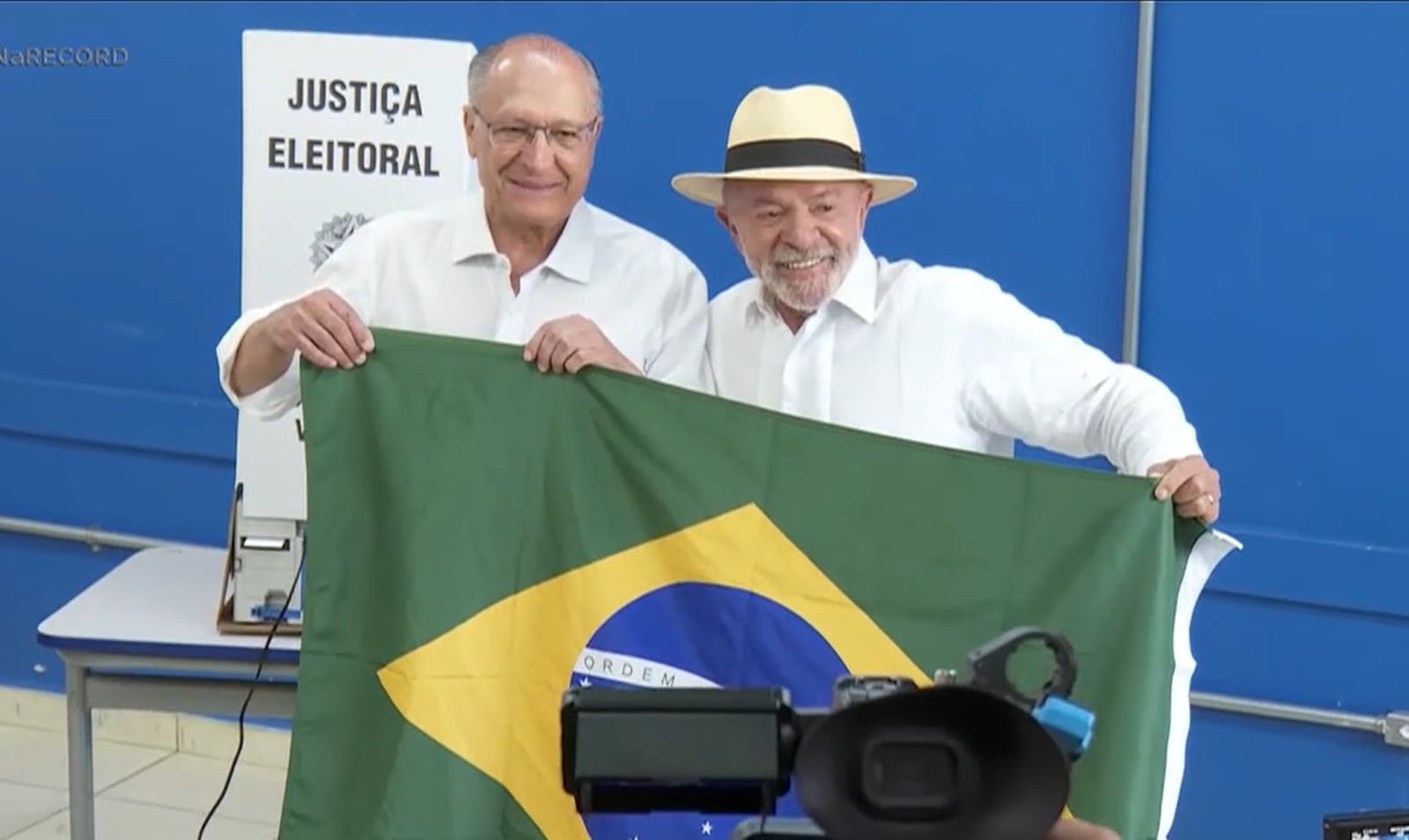 Após votar, em São Bernardo do Campo (SP), Lula e Alckmin fizeram fotos com bandeira do Brasil RECORD/Reprodução – 04.10.2026