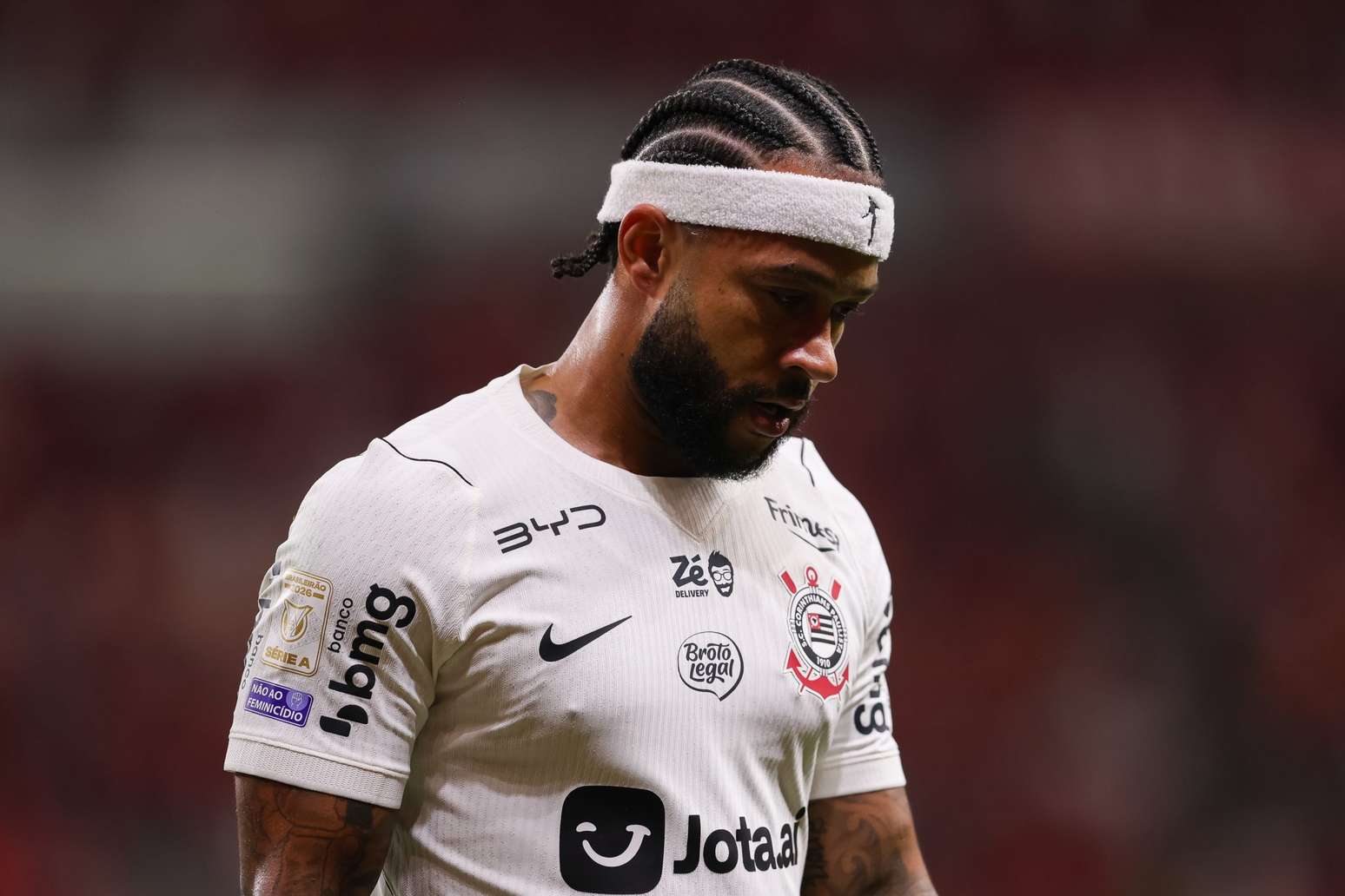 Imagem da matéria: Torcidas organizadas do Corinthians pedem saída de Marcelo Paz e afastamento de Memphis Depay
